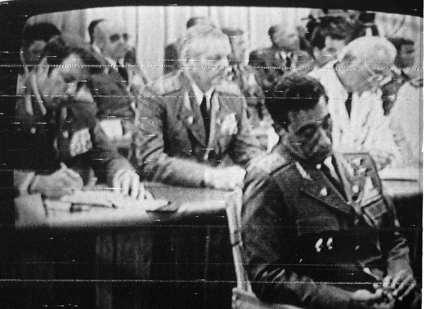 Captura de televisión, imagen del juicio al general de división Arnaldo Ochoa, sentado en primer plano.