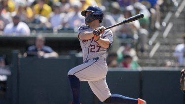 José Altuve #27 de los Astros de Houston conecta un sencillo productor que anota Jeremy Peña #3 contra los Atléticos en la parte alta de la primera entrada en el Sutter Health Park en Sacramento, California.&nbsp;