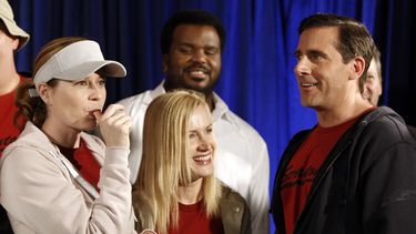 Los actores de The Office, Jenna Fischer, Angela Kinsey, Craig Robinson y Steve Carell, durante la celebración  por el episodio número 100 de la serie en Malibu, California.