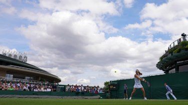 Marie Bouzkova, de República Checa, devuelve de revés frente a Anett Kontaveit, de estonia, en partido de individuales de la rama femenil en el Día 4 de actividad en el torneo de Wimbledon, en Londres, el jueves 6 de julio de 2023.&nbsp;