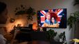 Una mujer posa mientras mira un episodio de la serie documental de Netflix Harry y Meghan sobre el príncipe Harry de Gran Bretaña, duque de Sussex, y Meghan de Gran Bretaña, duquesa de Sussex, en Londres el 8 de diciembre de 2022.&nbsp;