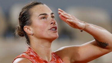 Aryna Sabalenka de Bielorrusia celebra después de su partido de segunda ronda del Abierto de Francia de tenis contra la japonesa Moyuka Uchijima en Roland Garros, en París, el jueves 30 de mayo de 2024.