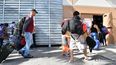 Mujeres, hombres, niños, ancianos y hasta mascotas acuden a los centros de atención.