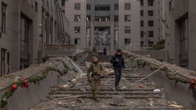 - Agentes de las fuerzas de seguridad ucranianas inspeccionan los daños en un edificio tras un ataque con misiles en Kiev el 20 de diciembre de 2024, en medio de la invasión rusa de Ucrania.