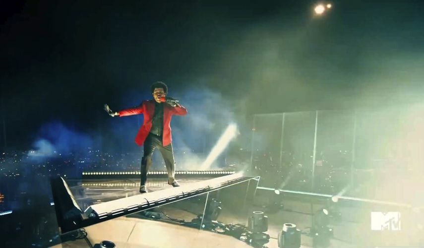 &nbsp;En esta captura de video emitida el domingo 30 de agosto de 2020 por MTV, The Weeknd presenta Blinding Lights durante los MTV Video Music Awards.&nbsp;
