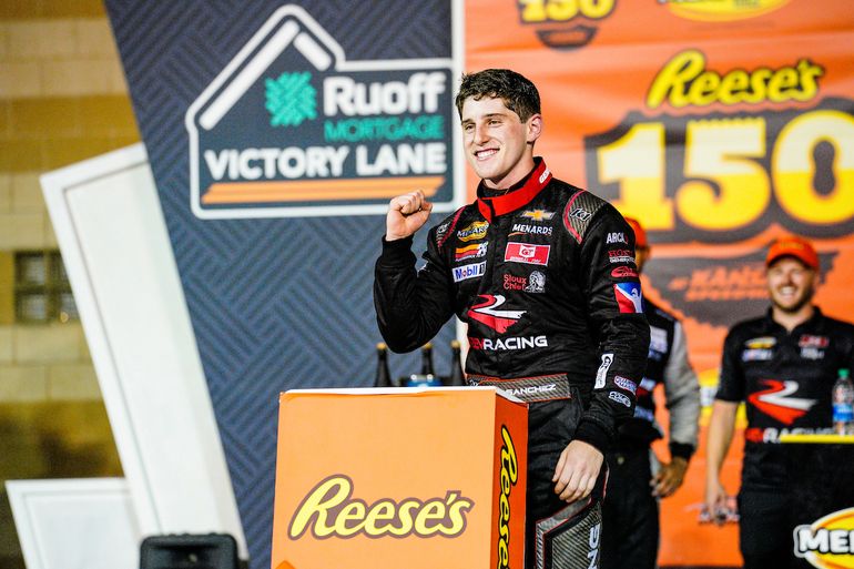 Con el puño en alto, Nick Sánchez celebra su gran triunfo en la Reese’s 150, el sábado 23 de octubre del 2021 en el Autódromo de Kansas, que le abre las puertas para llegar a NASCAR