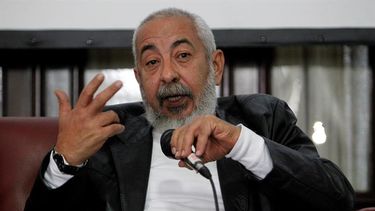 El escritor cubano Leonardo Padura habla en el encuentro Jueves culturales en La Habana, Cuba. (EFE)