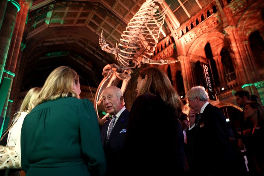 El rey Carlos III habla con invitados en el Museo Natural de Historia de Londres.&nbsp;