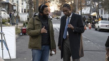 En esta imagen proporcionada por el Instituto Sundance, el actor, director y guionista Chiwetel Ejiofor, izquierda, en el set de Rob Peace, de la selección oficial del Festival de Cine de Sundance 2024.