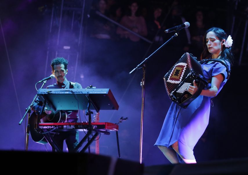 En esta fotografía de archivo del 19 de marzo de 2017 la cantautora mexico-estadounidense Julieta Venegas toca su acordeón en el Festival Vive Latino en la Ciudad de México.&nbsp;