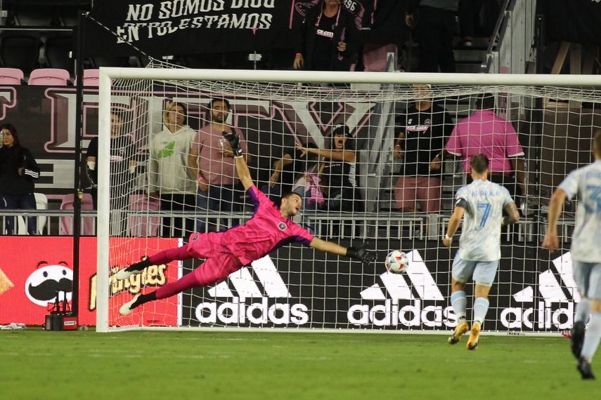El arquero del Inter Miami John McCarthy es vencido por un remate de Ola Kamara (no aparece en la foto), del DC United, la noche del 29 de mayo en el en el DRV PNK Stadium en Fort Lauderdale