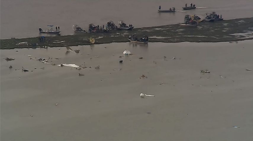 Un video de&nbsp;12NewsNow muestra embarcaciones de socorristas junto a los escombros del avión de Atlas Air accidentado en Texas.