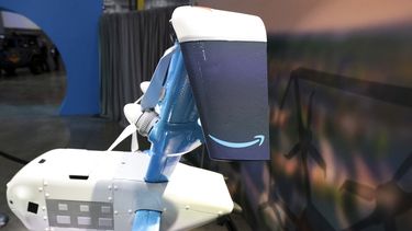 El nuevo dron MK30 Prime Air de Amazon se exhibe durante el evento Delivering the Future de Amazon, en el Centro Logístico BFI1, Centro de Investigación y Desarrollo Robótico de la compañía en Sumner, Washington, el 18 de octubre de 2023.&nbsp;