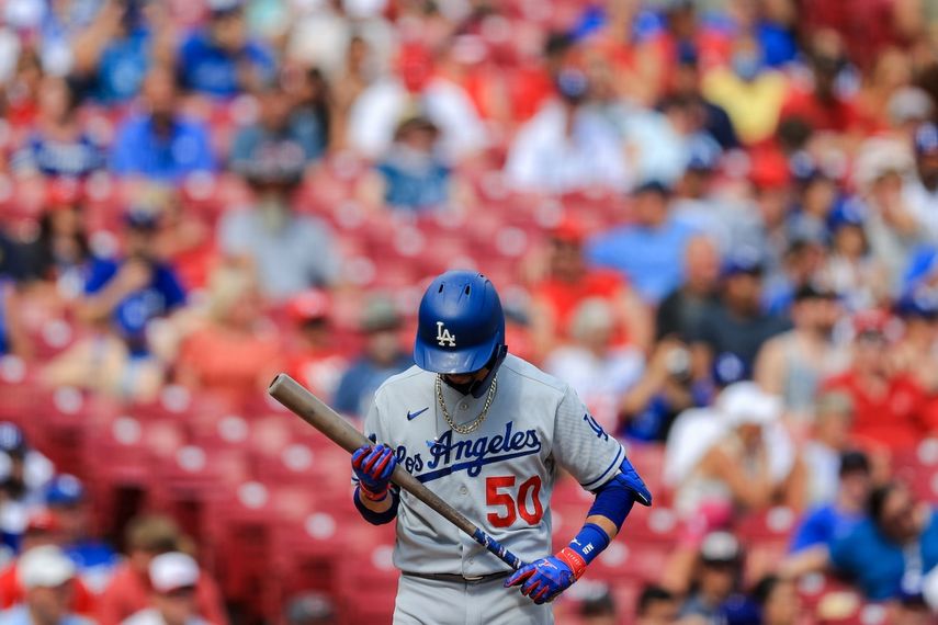 Mookie Betts, de los Dodgers de Los Ángeles, batea durante un juego de béisbol contra los Cincinnati Reds en Cincinnati