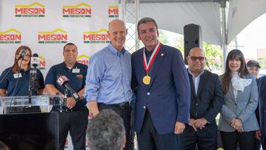 El gobernador Rick Scott junto a Felipe Pérez-Grajales, dueño de la cadena de restaurantes. 