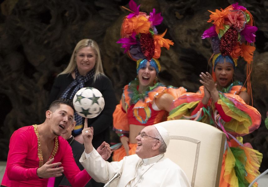 El&nbsp;papa&nbsp;Francisco&nbsp;recibe a miembros del Circo de Cuba durante la audiencia general de los miércoles en la Sala Pablo VI en el Vaticano hoy, 2 de enero de 2019.