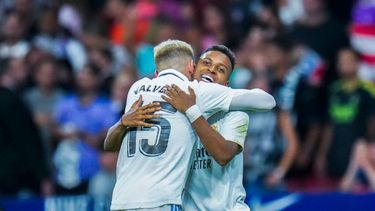 El brasileño Rodrygo y el uruguayo Federico Valverde, del Real Madrid, festejan la victoria sobre el Atlético de Madrid, en un encuentro de La Liga el 18 de septiembre de 2022.