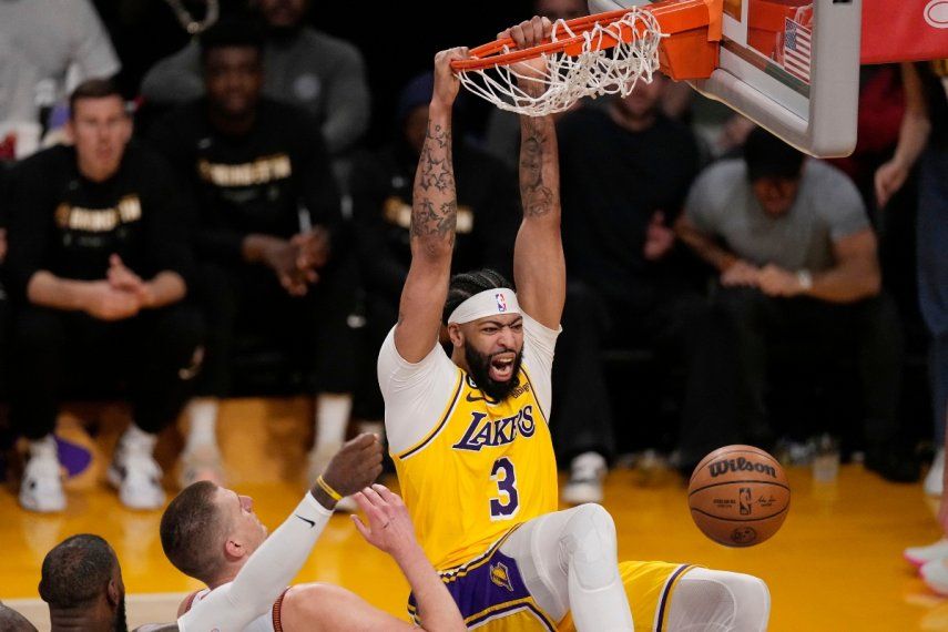 En foto del 22 de mayo del 2023, el alero de los Lakers de Los Ángeles, Anthony Davis, clava el balón frente a los Nuggets de Denver en el juego 4 de las Finales de la Conferencia Oeste.