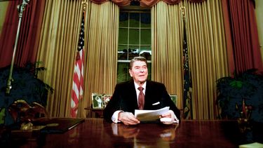En esta foto de archivo, el presidente Ronald Reagan aparece en la Oficina Oval después de pronunciar su discurso de despedida de la nación en la Casa Blanca en Washington, el miércoles 11 de enero de 1989. &nbsp;