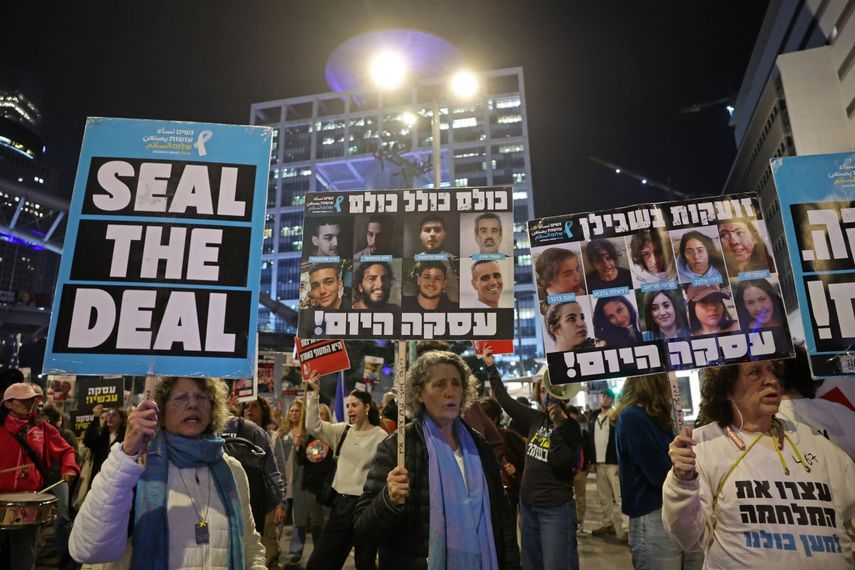 Manifestantes participan en una protesta que pide medidas para asegurar la liberación de los israelíes retenidos como rehenes en Gaza desde octubre de 2023, frente al Ministerio de Defensa de Israel el 15 de enero de 2025