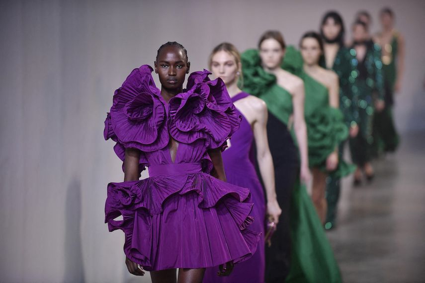 Piezas de la nueva colección otoño-invierno que el diseñador libanés Elie Saab mostró en la Semana de la Moda de París.&nbsp;