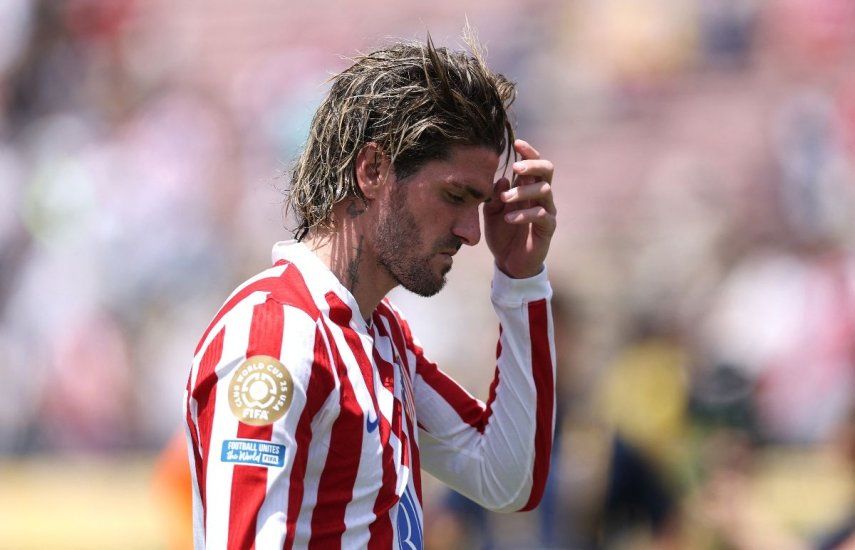 Rodrigo De Paul, del Atlético de Madrid, luce abatido tras la derrota del equipo durante de la Copa Mundial de Clubes de la FIFA 2025 ante el Botafogo FR en el Estadio Rose Bowl el 23 de junio de 2025 en Pasadena, California.  Rodrigo De Paul, del Atlético de Madrid, luce abatido tras la derrota del equipo durante de la Copa Mundial de Clubes de la FIFA 2025 ante el Botafogo FR en el Estadio Rose Bowl el 23 de junio de 2025 en Pasadena, California.
