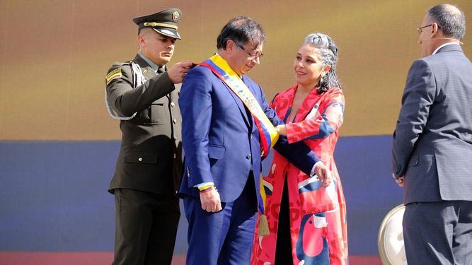 Gustavo Petro recibe la banda presidencial el 07AGO22 de manos de María José Pizarro integrante del Grupo de Puebla.&nbsp;