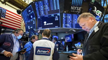 Agentes trabajan en Wall Street.