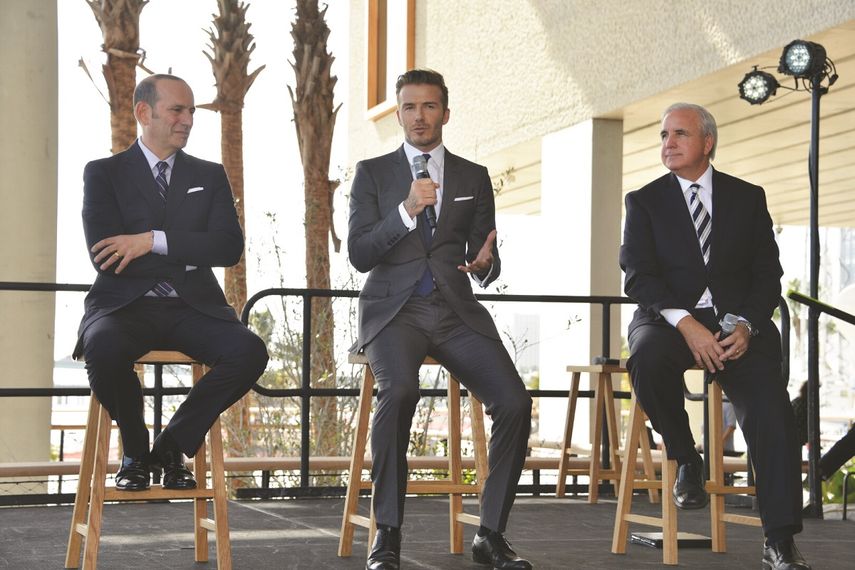 Hace cinco años empezaron la búsqueda y negociaciones del grupo Beckham con Miami-Dade para construir un estadio. En la foto, entre otros, el exfutbolista (centro) y el alcalde del Condado Carlos Gimenez, cuando hicieron el anuncio, en febrero de 2014, de que la franquicia de la MLS tendría equipo de fútbol en Miami.&nbsp;