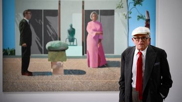 El artista británico David Hockney posa frente a su cuadro Fred y Marcia Weisman durante una sesión fotográfica en el Centro Pompidou de París, el 16 de junio de 2017.