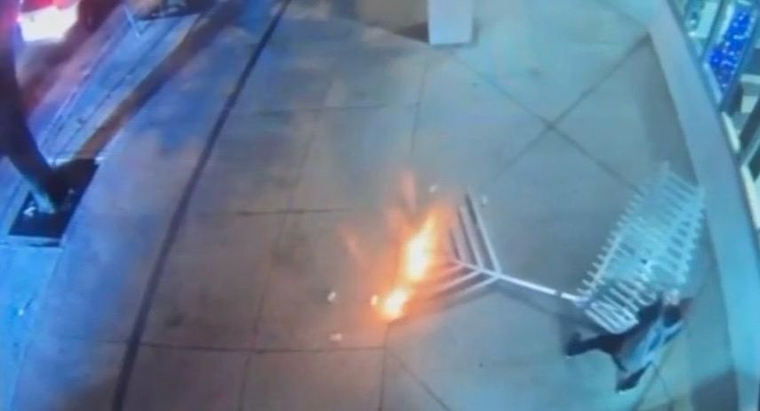 Momento en el que se ve al sujeto vandalizando la menorá.