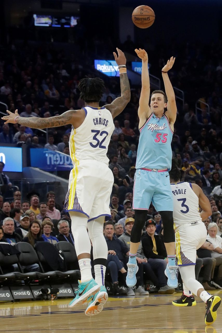 El jugador del Heat de Miami Heat Duncan Robinson (55) lanza a canasta sobre el jugador de los Warriors de Golden State Marquese Chriss (32) durante la primera mitad de su juego de NBA en San Francisco, el lunes 10 de febrero de 2020.&nbsp;