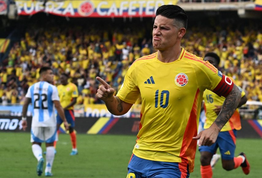 El mediocampista colombiano James Rodríguez celebra el segundo gol de su selección durante el partido de fútbol de las eliminatorias sudamericanas de la Copa Mundial de la FIFA 2026 entre Colombia y Argentina, en el estadio Metropolitano Roberto Meléndez en Barranquilla, Colombia, el 10 de septiembre de 2024.&nbsp;