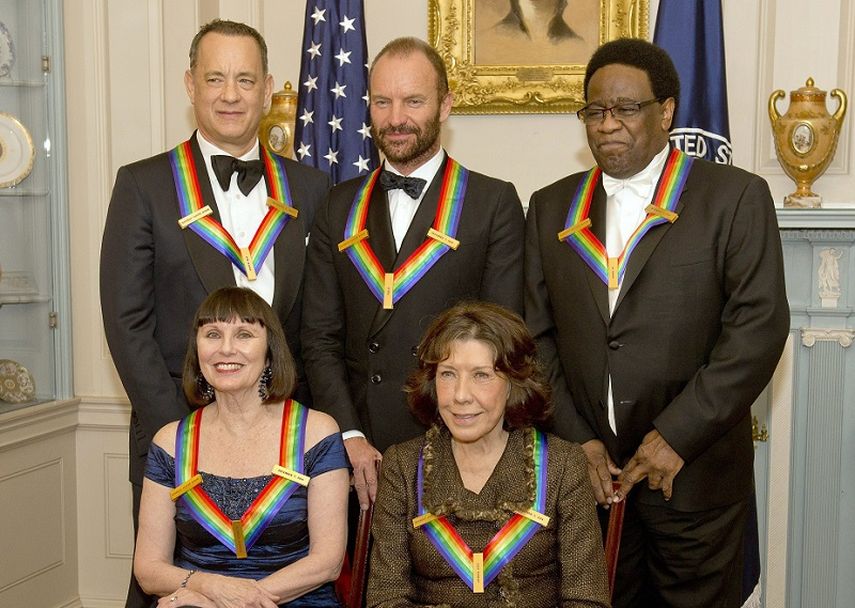 El actor Tom Hanks, el cantautor británico Sting, el cantante Al Green, la bailarina Patricia McBride y la comediante Lily Tomlin posan durante la ceremonia. (EFE). 