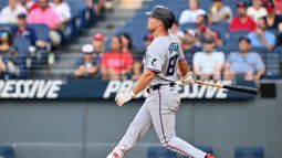 Jakob Marsee, # 87 de los Marlins de Miami, ve su hit para un jonrón de tres carreras durante la primera entrada contra los Guardianes de Cleveland en el Progressive Field el 13 de agosto de 2025 en Cleveland, Ohio. 