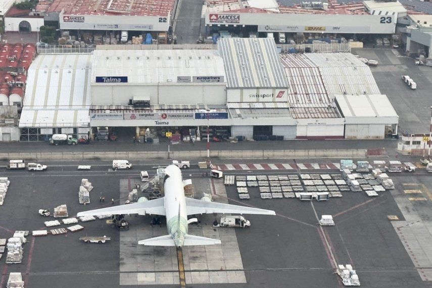 El aeropuerto Benito Juárez de la Ciudad de México cuenta con dos terminales y atendió a 45,4 millones de pasajeros en 2024.