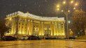 En esta imagen sin fecha entregada por el Servicio de Prensa del Ministerio ucraniano de Exteriores, el edificio del Ministerio de Exteriores durante una nevada en Kiev, Ucrania. 