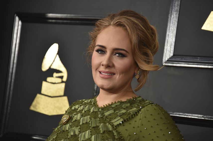 En esta foto del 12 de febrero de 2017, Adele arriba a la entrega de los premios Grammy, en el Staples Center, en Los Angeles.