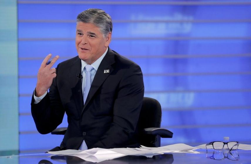 En esta foto de archivo del 26 de julio de 2018, el presentador del programa de entrevistas de Fox News Sean Hannity habla durante una grabaci&oacute;n de su programa en Nueva York.&nbsp;