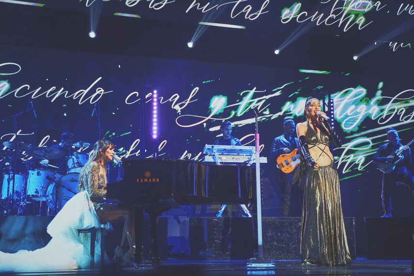 Las hermanas has ash se presentan en el escenario del Coliseo de Puerto Rico José Miguel Agrelot el 20 de julio 2023 en la vigésima edición de Premios Juventud.