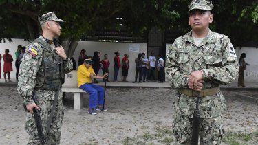 Soldados vigilan un centro de votación durante el inicio de las elecciones presidenciales anticipadas en Canuto, Ecuador, el domingo 20 de agosto de 2023. La elección fue convocada después de que el presidente Guillermo Lasso disolviera la Asamblea Nacional por decreto en mayo para evitar un juicio político en su contra.&nbsp;