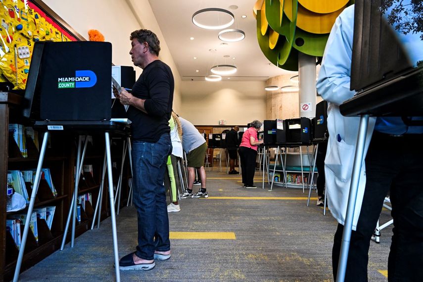 Los votantes emitieron su voto en la Biblioteca de Coral Gables en la ciudad de Coral Gables, en Florida, el 21 de octubre de 2024.&nbsp; &nbsp;