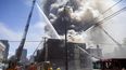 Bomberos de Portland combaten un incendio en un edificio de apartamentos en el centro de Portland, Oregon, el martes 16 de mayo de 2023.&nbsp;