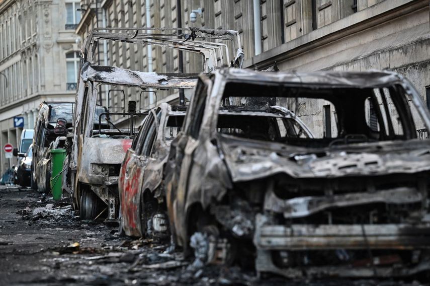 Así quedaron los vehículos quemados durante las protestas por el alto costo de vida, en la calle de París, foto tomada el 18 de octubre de 2026.