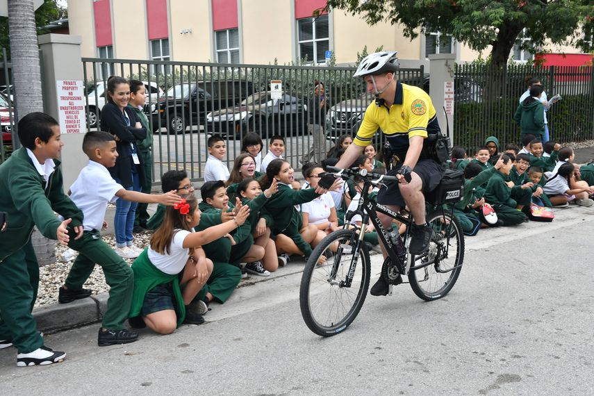 Un policía saluda a los niños durante la&nbsp;Parada Escolar Martiana.