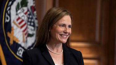 La jueza Amy Coney Barrett, propuesta para la Corte Suprema, se reúne con la senadora republicana Martha McSally el miércoles 21 de octubre de 2020 en el Capitolio, en Washington.&nbsp;