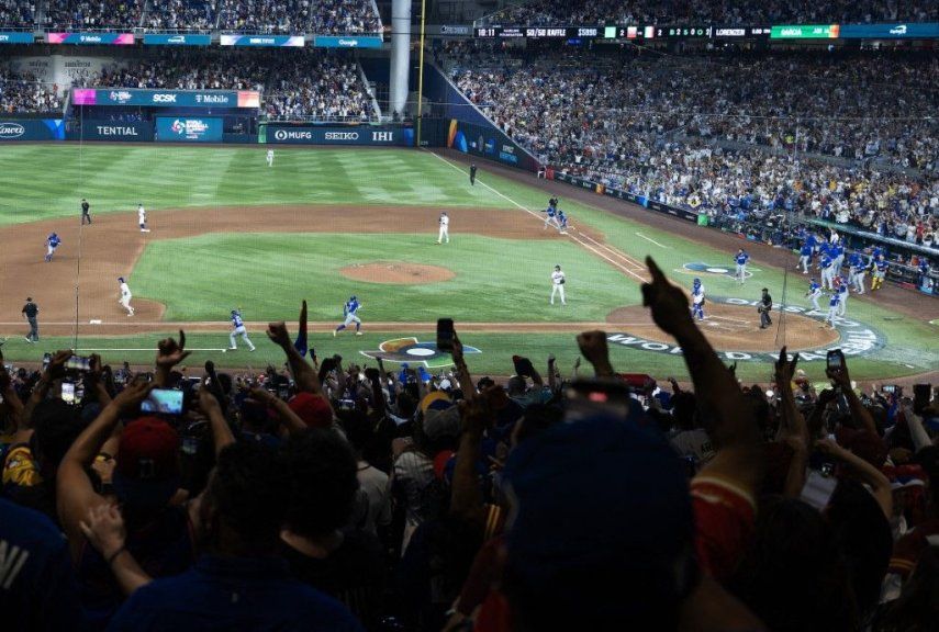 Los aficionados reaccionan cuando Jackson Chourio #1 del equipo de Venezuela anota una carrera gracias a un sencillo productor de su compañero Maikel García #11 contra el equipo de Italia en la séptima entrada en el loanDepot Park el 16 de marzo de 2026 en Miami, Florida.&nbsp;