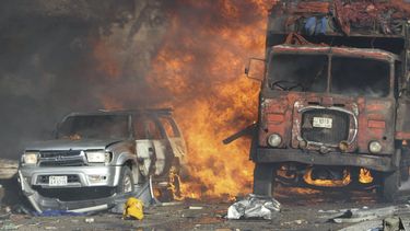 El atentado con camiones bomba fue perpetrado el sábado por supuestos miembros de la organización terrorista Al Shabab en Mogadiscio, capital de Somalia.
