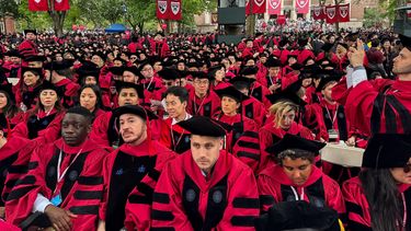 Graduados se reúnen para asistir a la ceremonia de graduación en la Universidad de Harvard en Cambridge, Massachusetts, el 29 de mayo de 2025.&nbsp;
