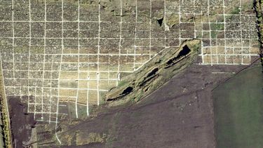 Foto tomada el 14 de octubre del 2022 de Planet Labs PBC muestra un área de tumbas recientemente cavadas en un cementerio al noroeste de Mariúpol, Ucrania.&nbsp;